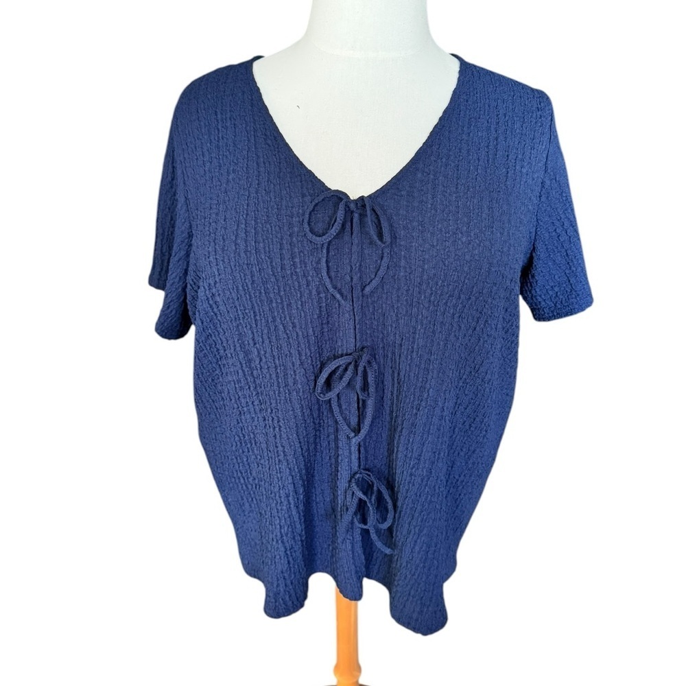 Rose + Olive Navy Textured Tie Front Blouse 1X Short Sleeve Crinkle Knit Q10